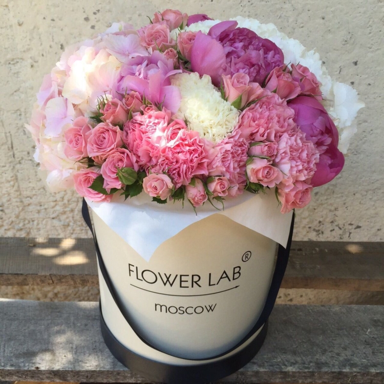 Пионы в ведерке