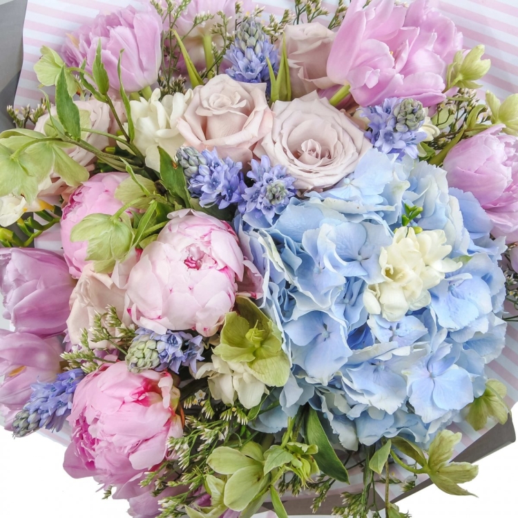 Синие пионы букет