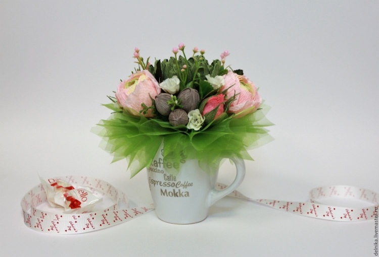 Конфетный букет в кружке