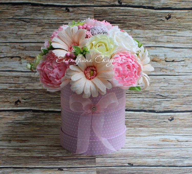 Букет из гофрированной бумаги в шляпной коробке