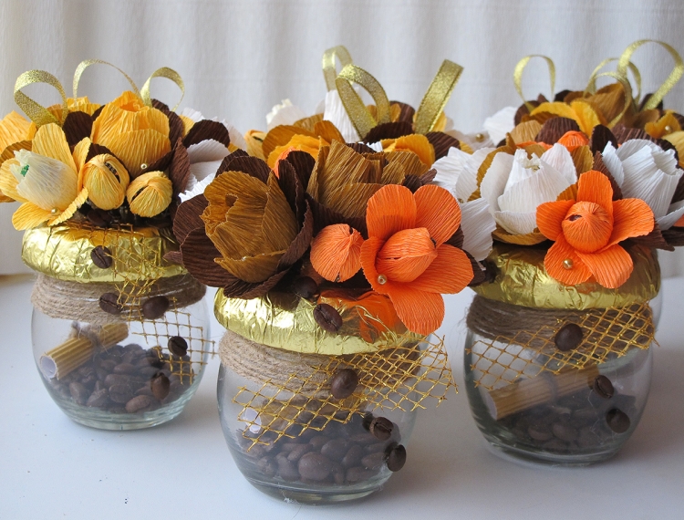 Композиции из конфет и гофрированной бумаги