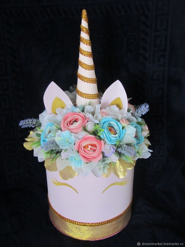 Букет из конфет в круглой коробке