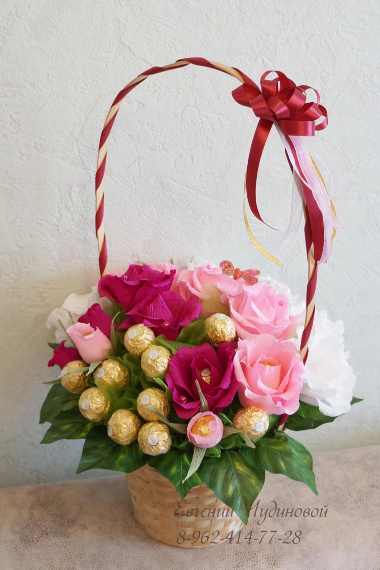 Букет из конфет в корзине