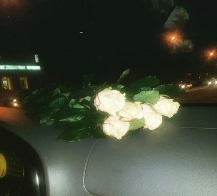 Букет роз в машине ночью