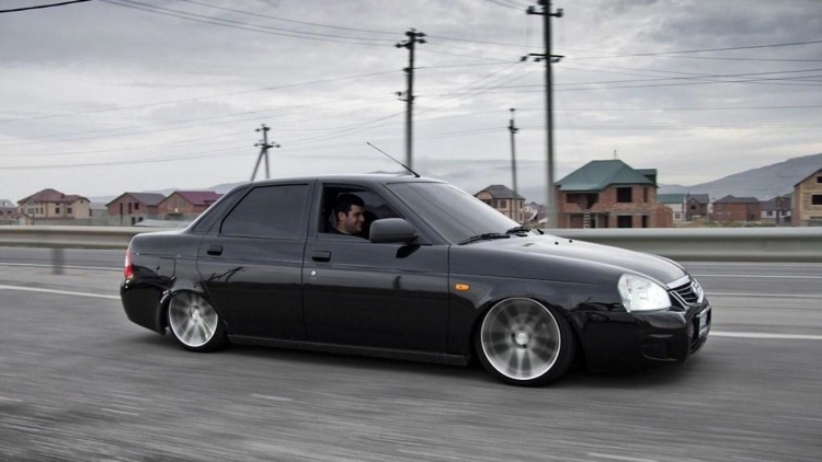 Лада Приора затонированная и заниженная