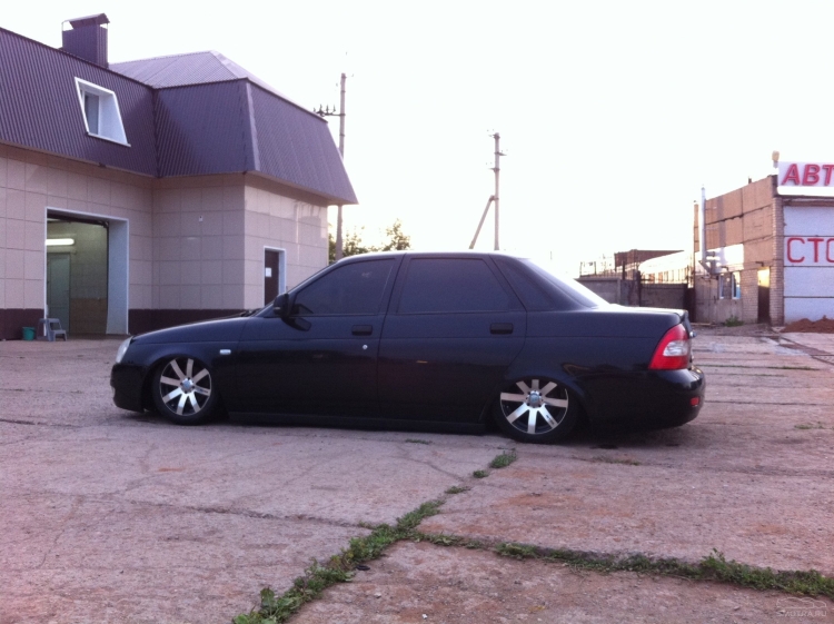 Приора седан черная тонированная посаженная на дисках