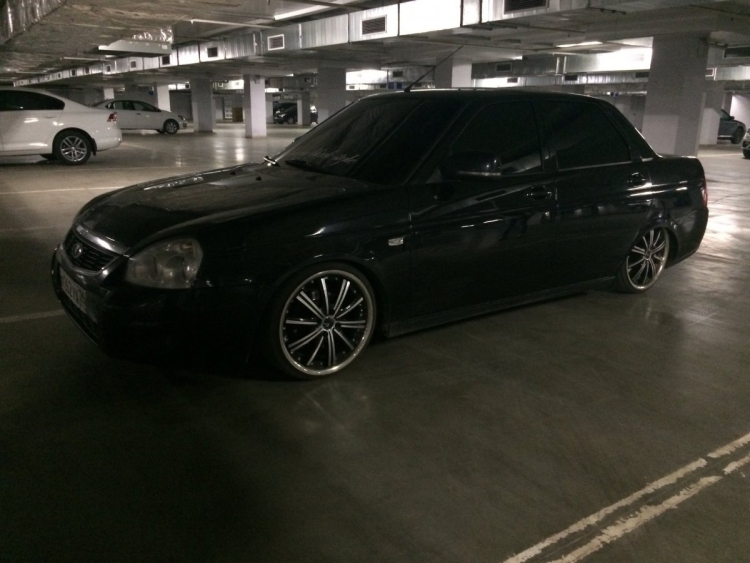 Черная Приора седан тонированная на 17 колесах