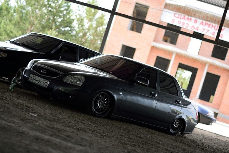 Лада Приора черная заниженная