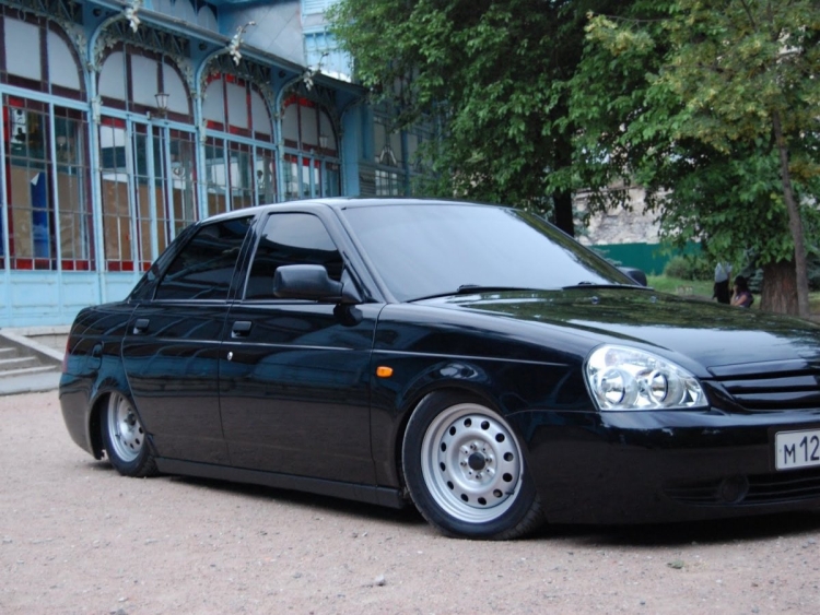 Заниженная черная Приора седан