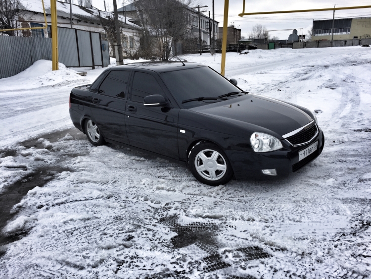 Приора чёрная тонированная с литыми дисками картинки