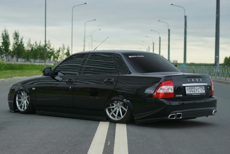 Заниженная черная Приора седан