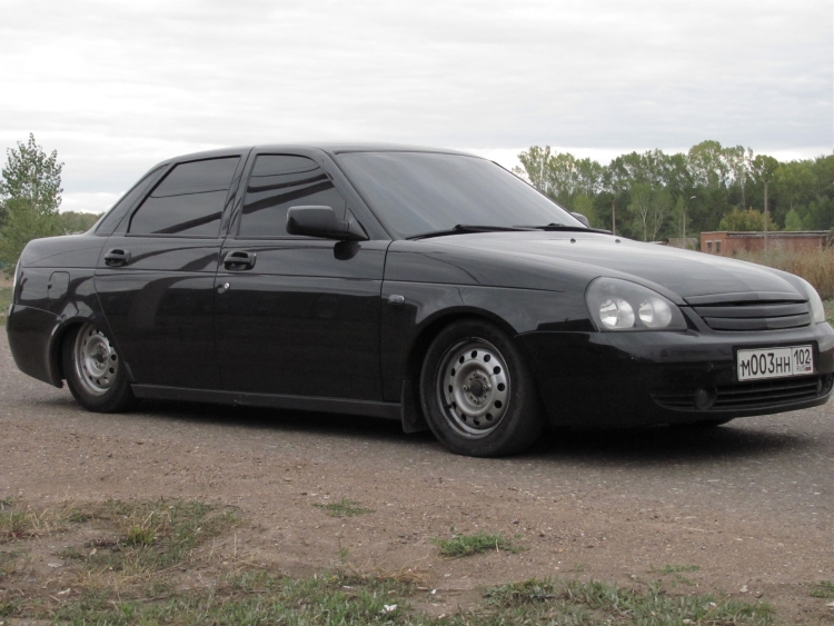 Заниженная черная Приора седан