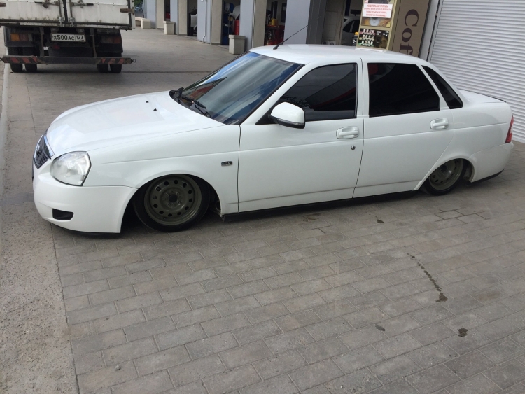 Приора белая седан пневма