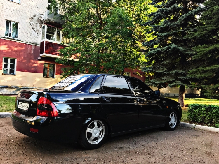 Лада Приора седан черная тонированная