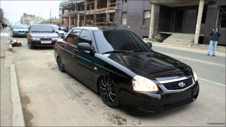 Лада Приора седан черная тонированная