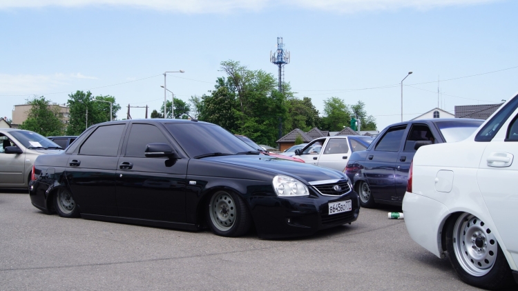 Черная Приора седан на пневме