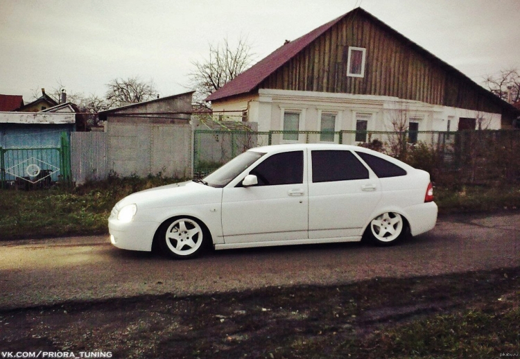 Белая Приора седан занижение 120
