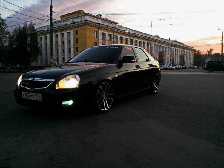 Приора хэтчбек черная тонированная