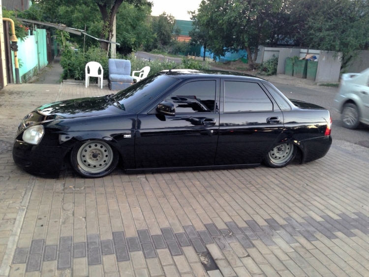Приора седан черная тонированная посаженная