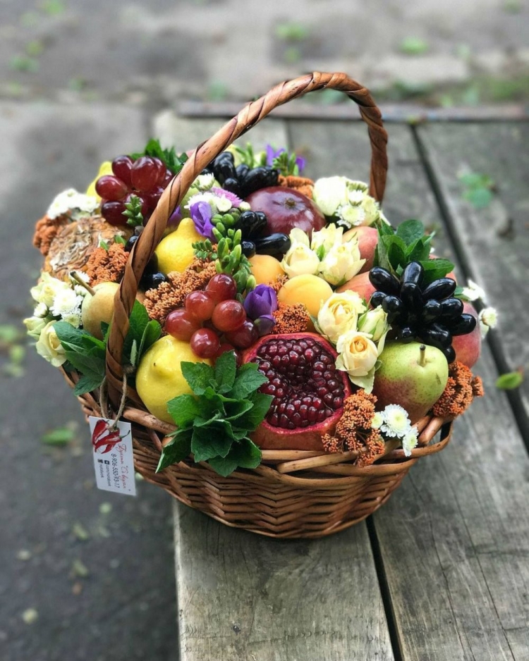 Осенняя корзина из фруктов